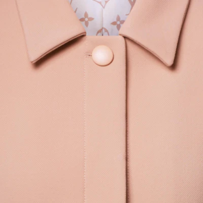 (W) 루이비통 SS25 핑크 슬림핏 버튼 여밈 긴팔 코트 1AHZLV Sizing (W) 루이비통 SS25 핑크 슬림핏 버튼 여밈 긴팔 코트 1AHZLV