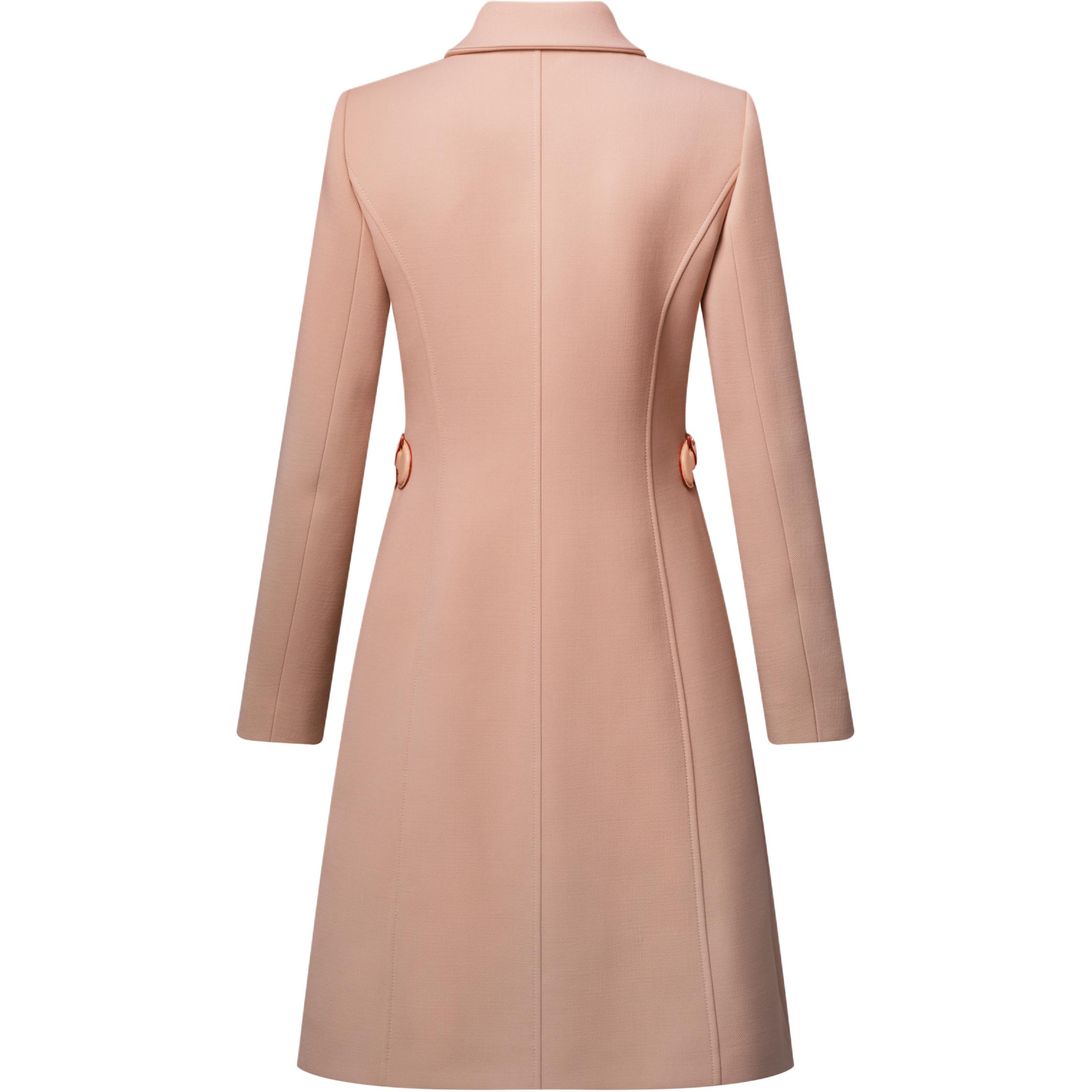 Lookbook (W) LOUIS VUITTON SS25 粉色修身長袖大衣配領口及鈕扣綁帶 女款 1AHZLY