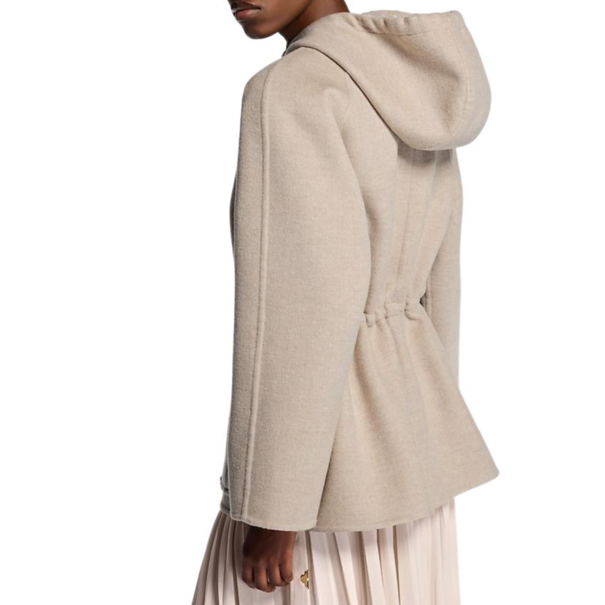 Sizing (W) Chaqueta Parka con Capucha Reversible y Cordón LOUIS VUITTON SS25 Mujer. 1AHZN3