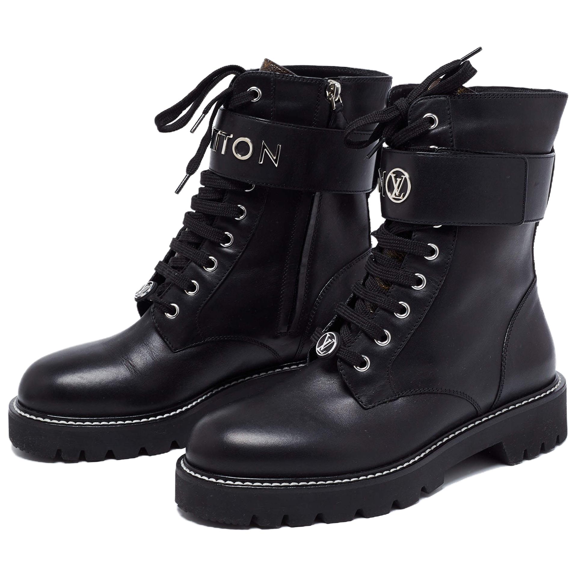 Lookbook (W) 路易威登黑色银标平底游骑兵靴 1AAE3W