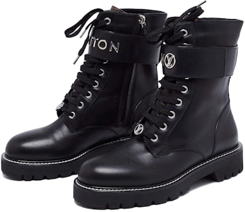 (W) Louis Vuitton Territory Flat Ranger Boots 'Hitam dengan Logo Perak' 1AAE3W Lookbook (W) Louis Vuitton Territory Flat Ranger Boots 'Hitam dengan Logo Perak' 1AAE3W