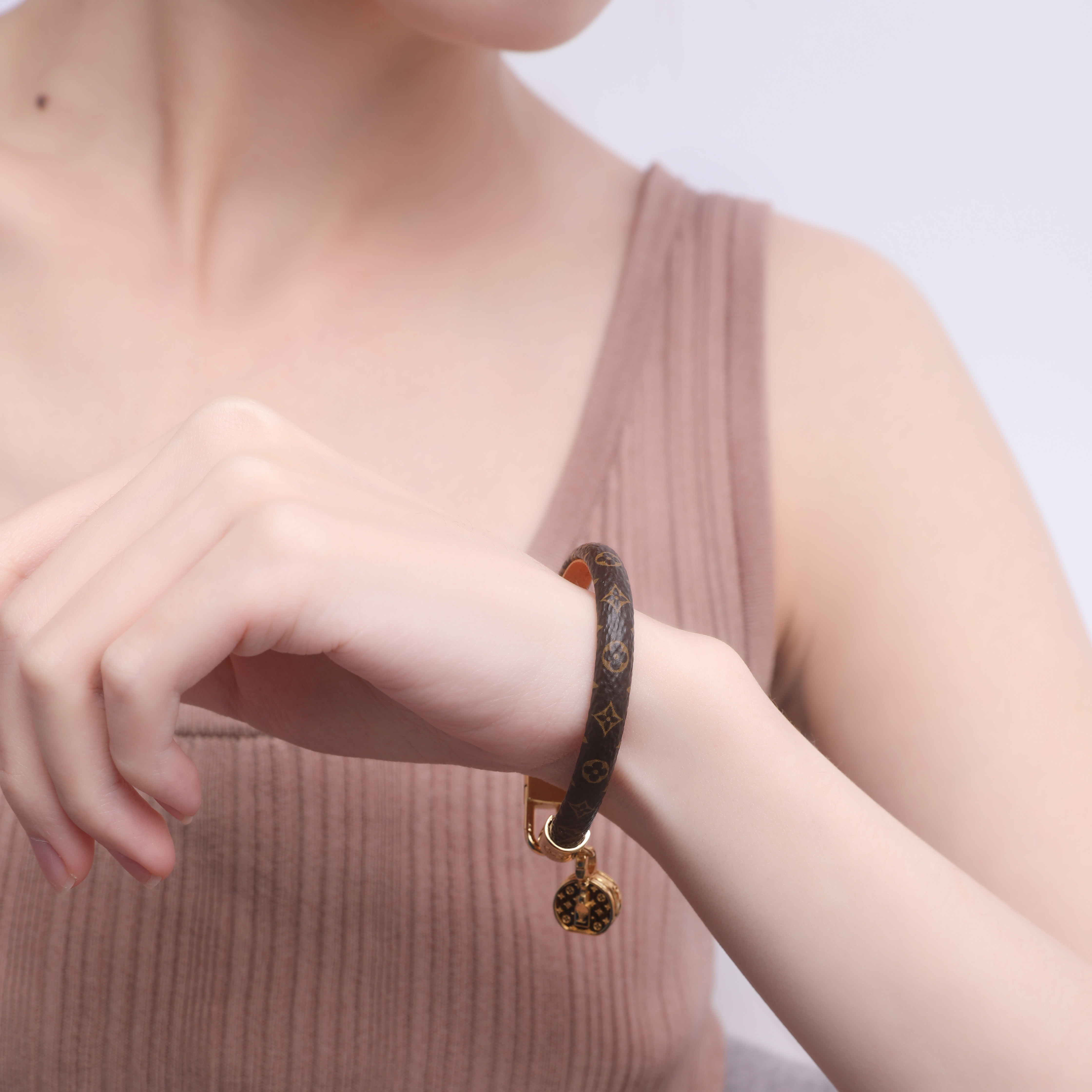 Details for (W) LOUIS VUITTON Pulsera Marrón Tribute Monograma de Piel de Ternera M6442