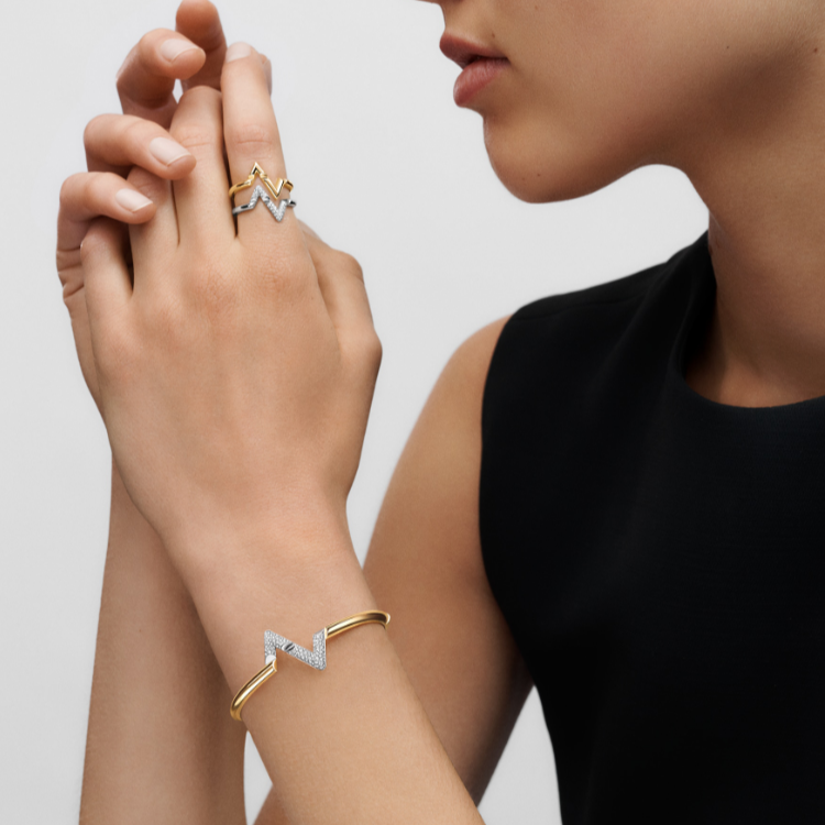 Lookbook (W) Cincin Emas LOUIS VUITTON Volt Series 18K untuk Wanita - Cincin Fashion Elegan Q9Q32A