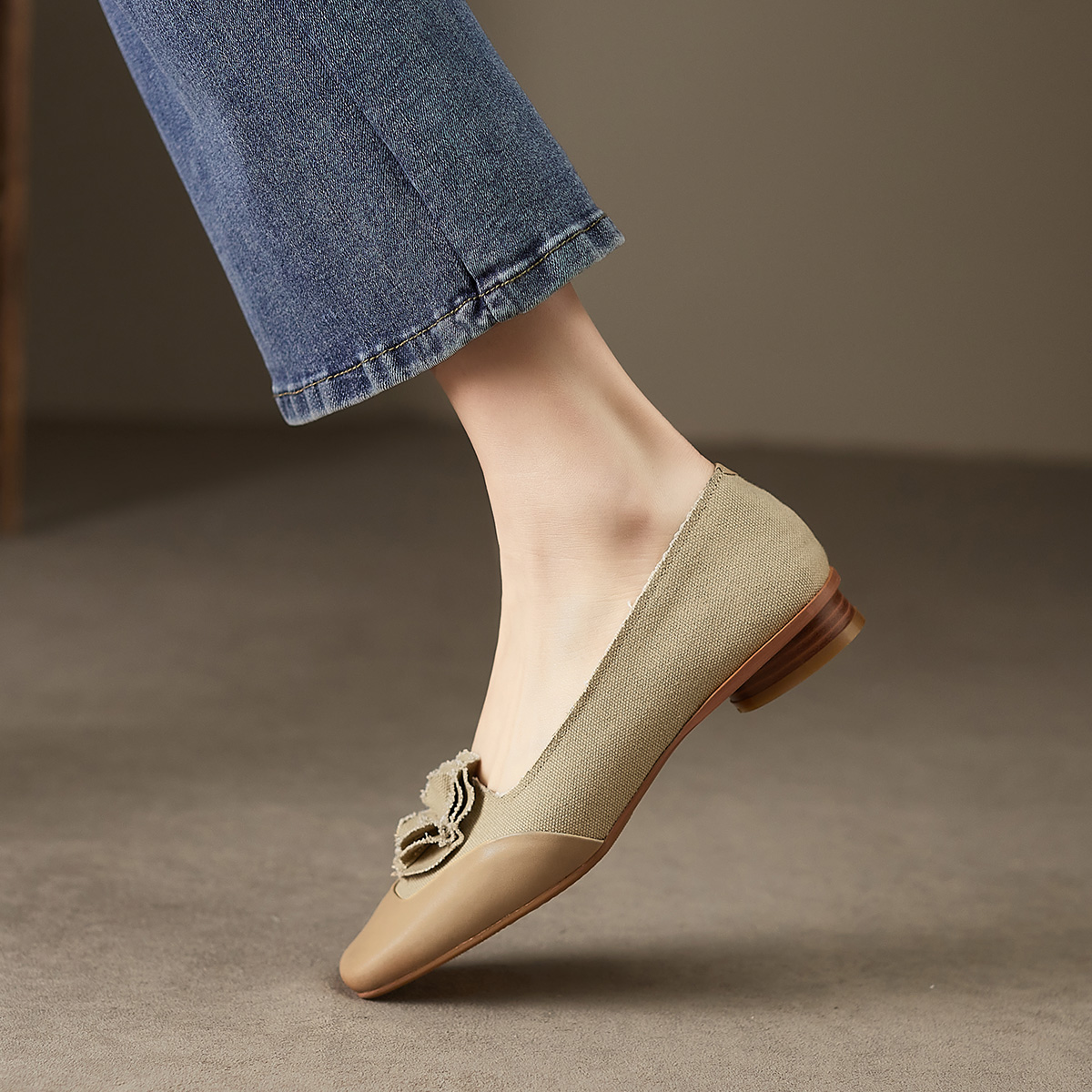 Details for (W) Luiza Barcelos 'Zapato Plano Casual Punta Cuadrada Albaricoque' X901305
