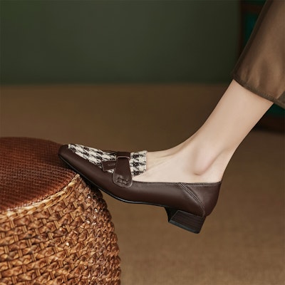 (W) Luiza Barcelos 'Sepatu Chunky Heel Houndstooth Coklat' B901640 Lookbook (W) Luiza Barcelos 'Sepatu Chunky Heel Houndstooth Coklat' B901640