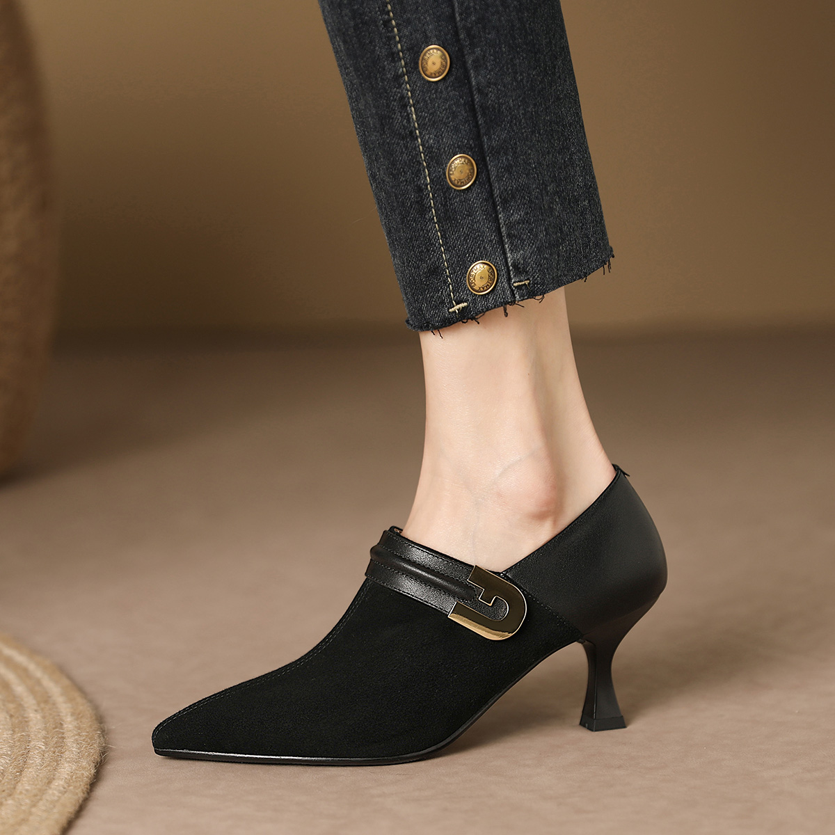 Order Luiza Barcelos 頭層牛皮 扣飾尖頭 細跟 高跟鞋 6.5cm 女款