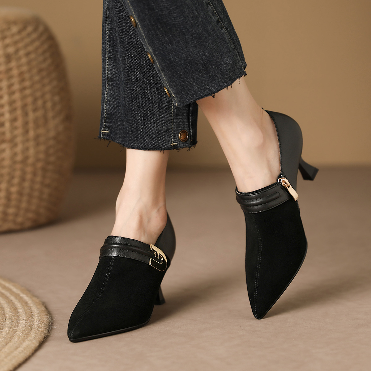 Shop Luiza Barcelos 頭層牛皮 扣飾尖頭 細跟 高跟鞋 6.5cm 女款