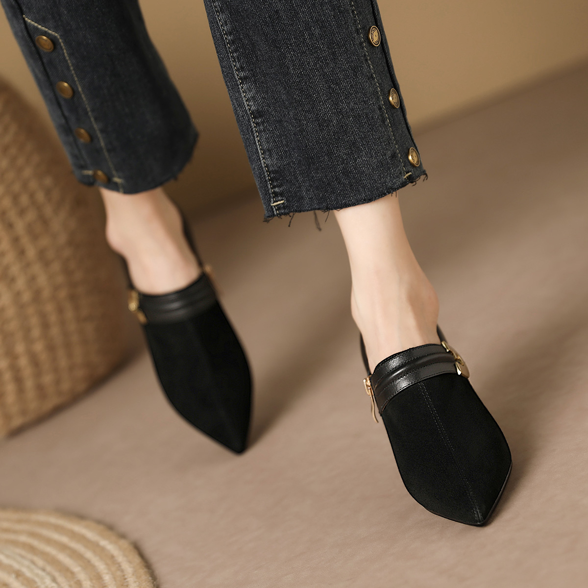 Purchase Luiza Barcelos 頭層牛皮 扣飾尖頭 細跟 高跟鞋 6.5cm 女款