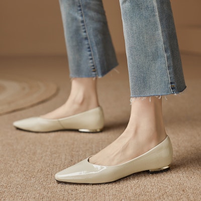 (W) Luiza Barcelos Sepatu Flat Kulit Mengkilap Berujung Lancip X900863 4