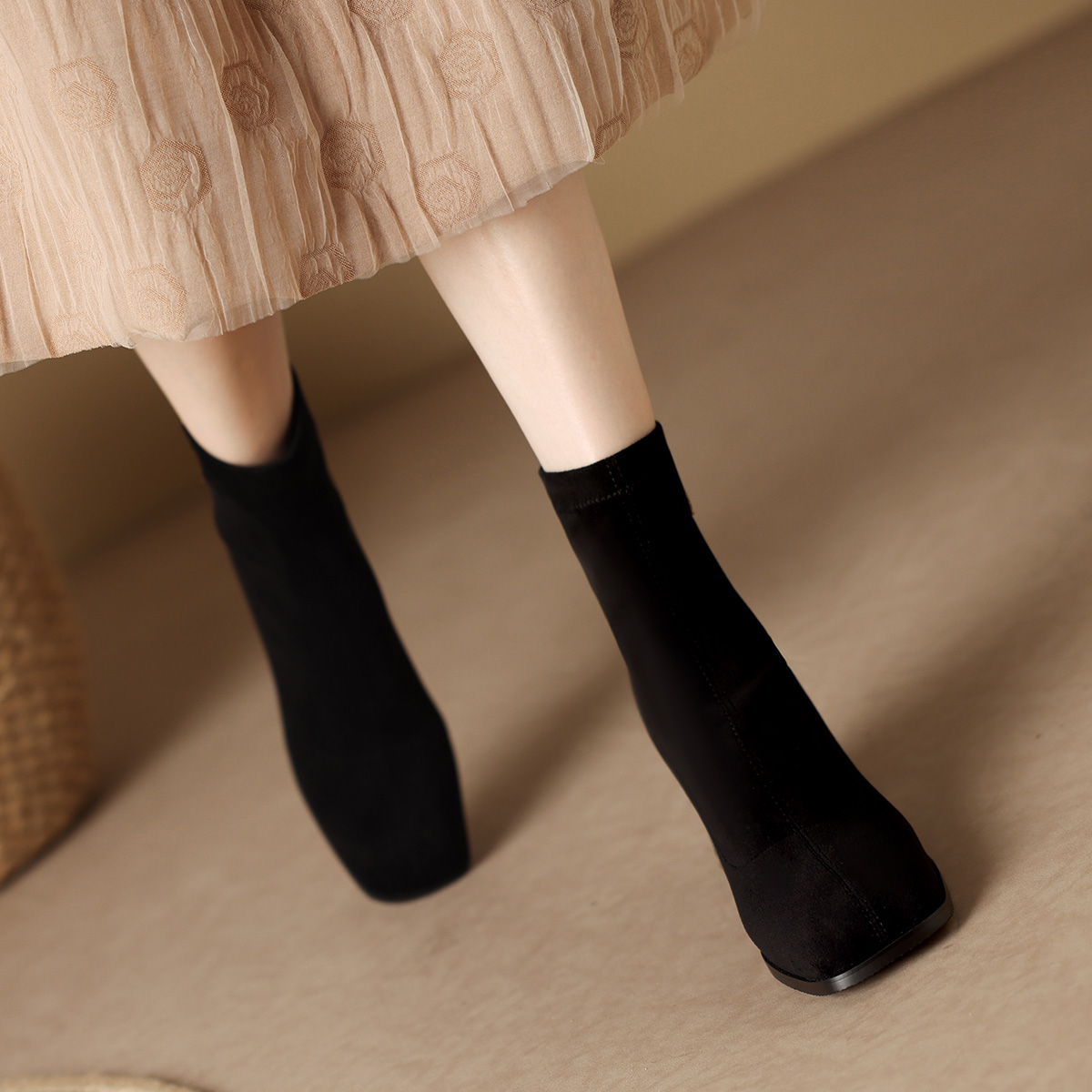 Order (W) Luiza Barcelos Sepatu Bot Tumit Hitam Kain X902051