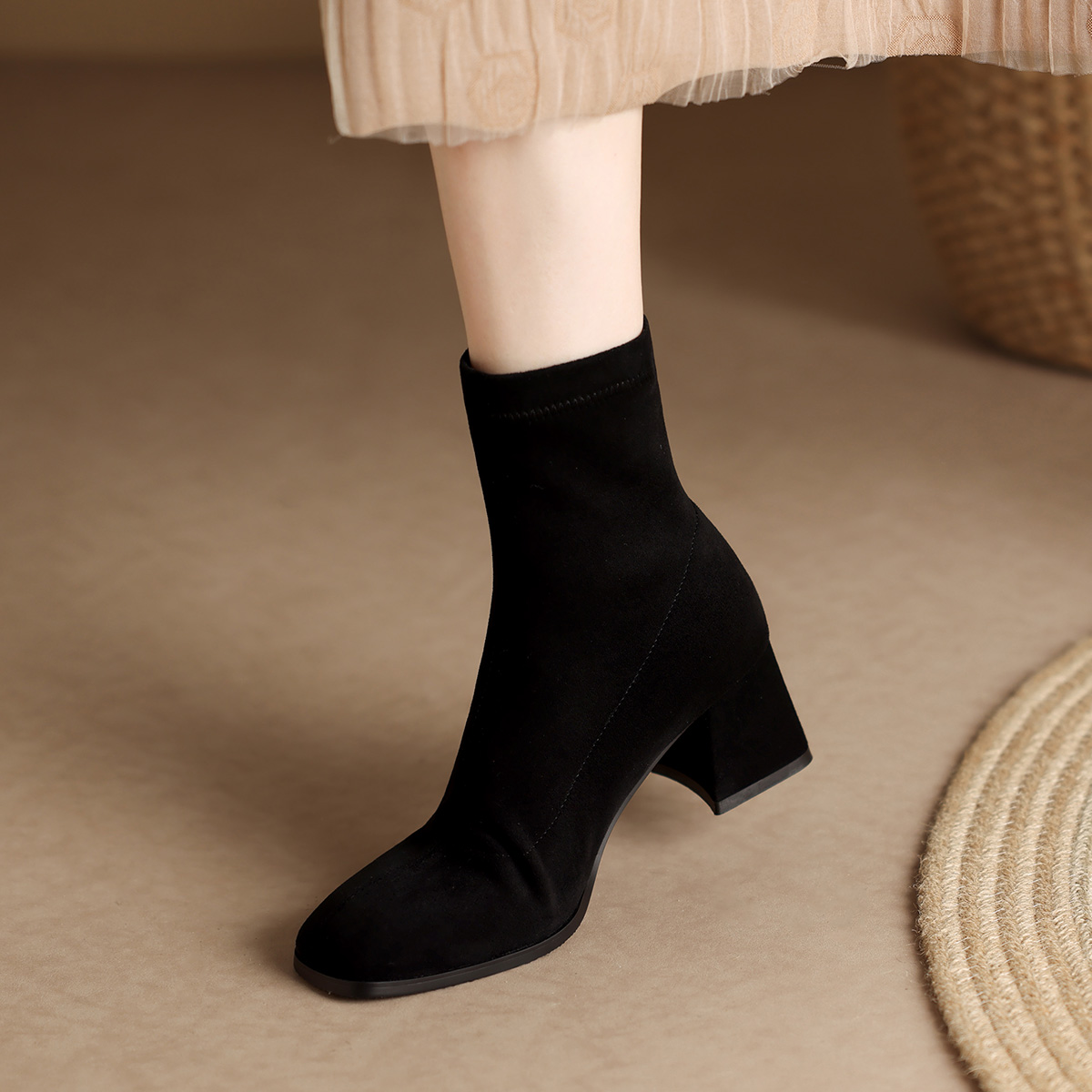 Lookbook (W) Luiza Barcelos Sepatu Bot Tumit Hitam Kain X902051