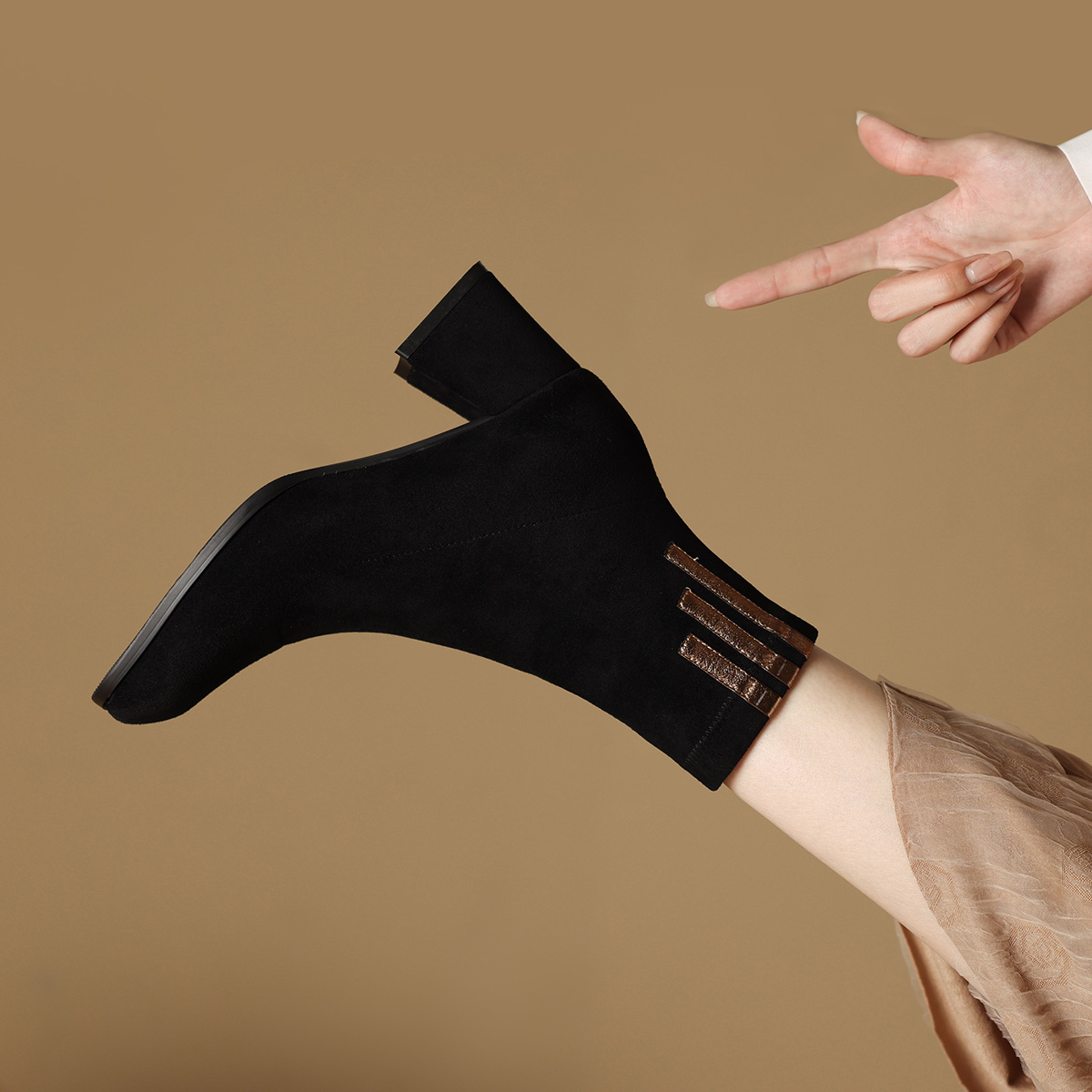 Shop (W) Luiza Barcelos Sepatu Bot Tumit Hitam Kain X902051