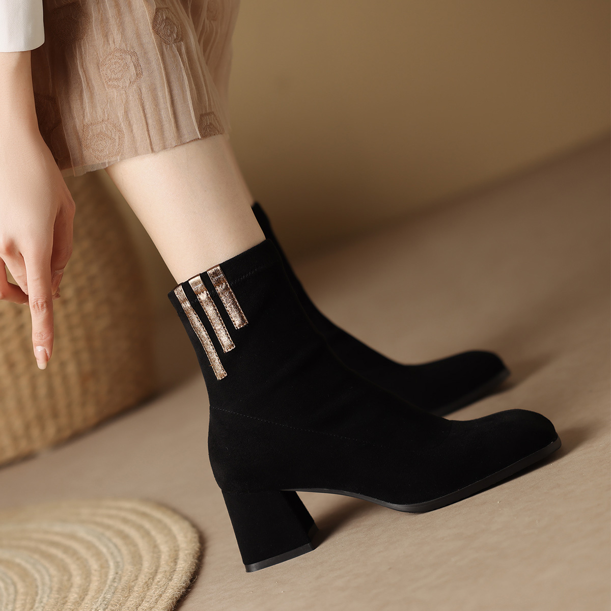 Details for (W) Luiza Barcelos Sepatu Bot Tumit Hitam Kain X902051