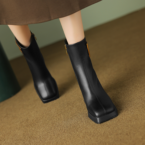 Details for (W) But Kasut Buku Luiza Barcelos 'Hitam Suede dengan Gesper Logam' X902009