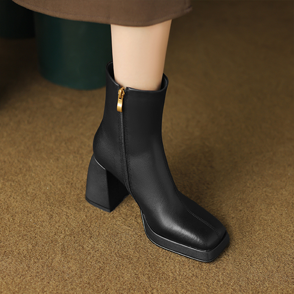 Sizing (W) But Kasut Buku Luiza Barcelos 'Hitam Suede dengan Gesper Logam' X902009