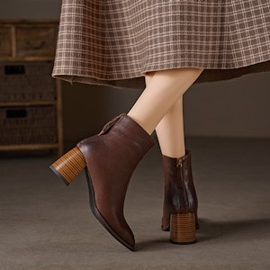 (W) Luiza Barcelos 复古棕色粗跟短靴 X902060 Order (W) Luiza Barcelos 复古棕色粗跟短靴 X902060