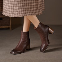 (W) Luiza Barcelos Sepatu Boot Mata Kaki 'Tumit Blok Retro Cokelat' X902060 Lookbook (W) Luiza Barcelos Sepatu Boot Mata Kaki 'Tumit Blok Retro Cokelat' X902060