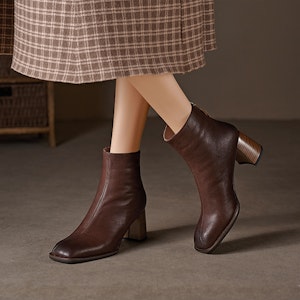 (W) Luiza Barcelos 复古棕色粗跟短靴 X902060 Lookbook (W) Luiza Barcelos 复古棕色粗跟短靴 X902060