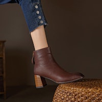 (W) Luiza Barcelos Sepatu Boot Mata Kaki 'Tumit Blok Retro Cokelat' X902060 Shop (W) Luiza Barcelos Sepatu Boot Mata Kaki 'Tumit Blok Retro Cokelat' X902060