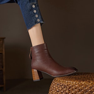 (W) Luiza Barcelos 复古棕色粗跟短靴 X902060 Shop (W) Luiza Barcelos 复古棕色粗跟短靴 X902060