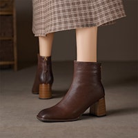 (W) Luiza Barcelos Sepatu Boot Mata Kaki 'Tumit Blok Retro Cokelat' X902060 Details for (W) Luiza Barcelos Sepatu Boot Mata Kaki 'Tumit Blok Retro Cokelat' X902060