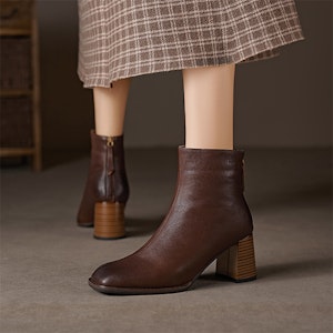 (W) Luiza Barcelos 复古棕色粗跟短靴 X902060 Details for (W) Luiza Barcelos 复古棕色粗跟短靴 X902060