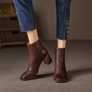 (W) Luiza Barcelos 复古棕色粗跟短靴 X902060 Sizing (W) Luiza Barcelos 复古棕色粗跟短靴 X902060