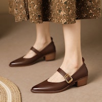 Luiza Barcelos 牛皮革尖頭一字帶搭扣粗跟高跟鞋 4cm 女款 Details for Luiza Barcelos 牛皮革尖頭一字帶搭扣粗跟高跟鞋 4cm 女款