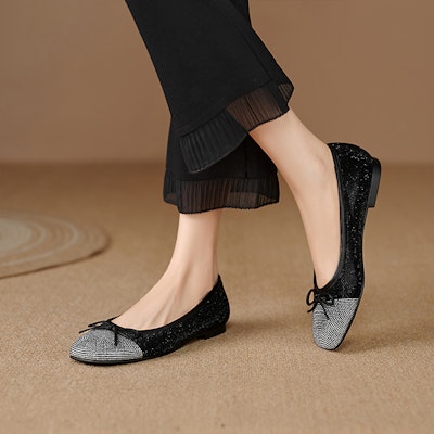 (W) Luiza Barcelos Kasut Flat Kasual 'Black Rhinestone Bow' X901937 Lookbook (W) Luiza Barcelos Kasut Flat Kasual 'Black Rhinestone Bow' X901937