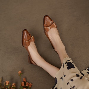 (W) Luiza Barcelos Kasut Rata Kasual 'Retro Bow Coklat' X901776 Lookbook (W) Luiza Barcelos Kasut Rata Kasual 'Retro Bow Coklat' X901776