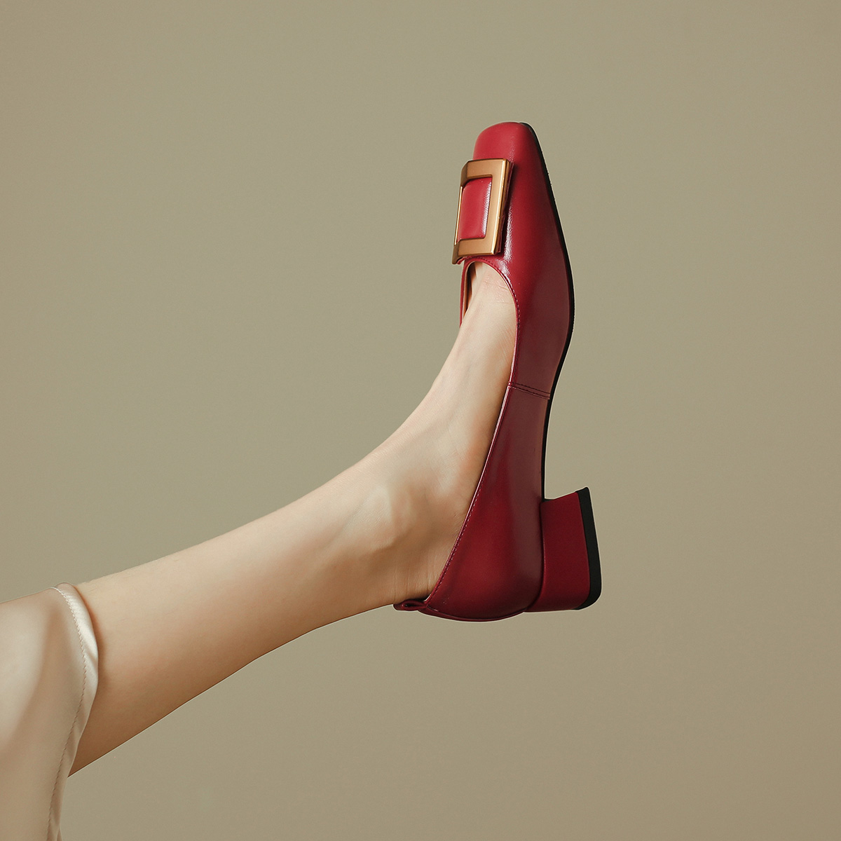 Lookbook (W) Luiza Barcelos 3.5厘米金属扣休闲乐福鞋 X901606