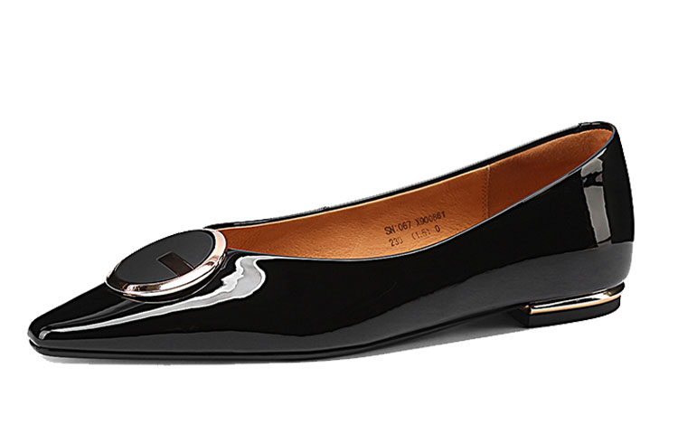 Lookbook 盧意莎・芭賽洛斯 漆皮 簡約金屬搭扣尖頭平底 休閒單鞋 女款 黑色