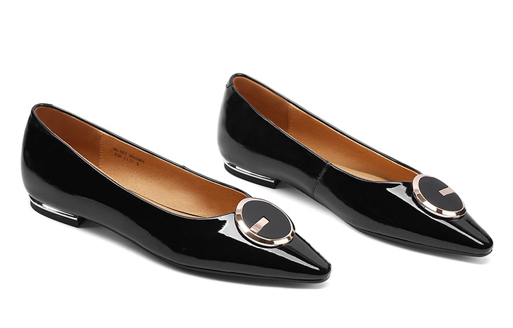 Purchase 盧意莎・芭賽洛斯 漆皮 簡約金屬搭扣尖頭平底 休閒單鞋 女款 黑色