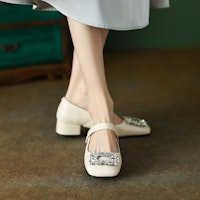 Luiza Barcelos 漆皮 水鑽方扣簡約一字帶 休閒單鞋 3.5cm 女款 米白色 Order Luiza Barcelos 漆皮 水鑽方扣簡約一字帶 休閒單鞋 3.5cm 女款 米白色