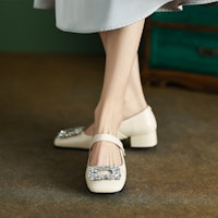 Luiza Barcelos 漆皮 水鑽方扣簡約一字帶 休閒單鞋 3.5cm 女款 米白色 Lookbook Luiza Barcelos 漆皮 水鑽方扣簡約一字帶 休閒單鞋 3.5cm 女款 米白色