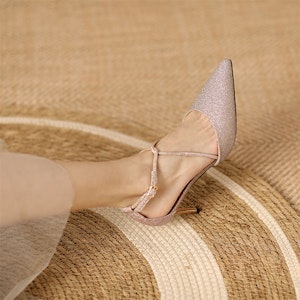 (W) Luiza Barcelos 女士浅金色尖头搭扣高跟鞋皮革凉鞋 X9SK0429 Lookbook (W) Luiza Barcelos 女士浅金色尖头搭扣高跟鞋皮革凉鞋 X9SK0429