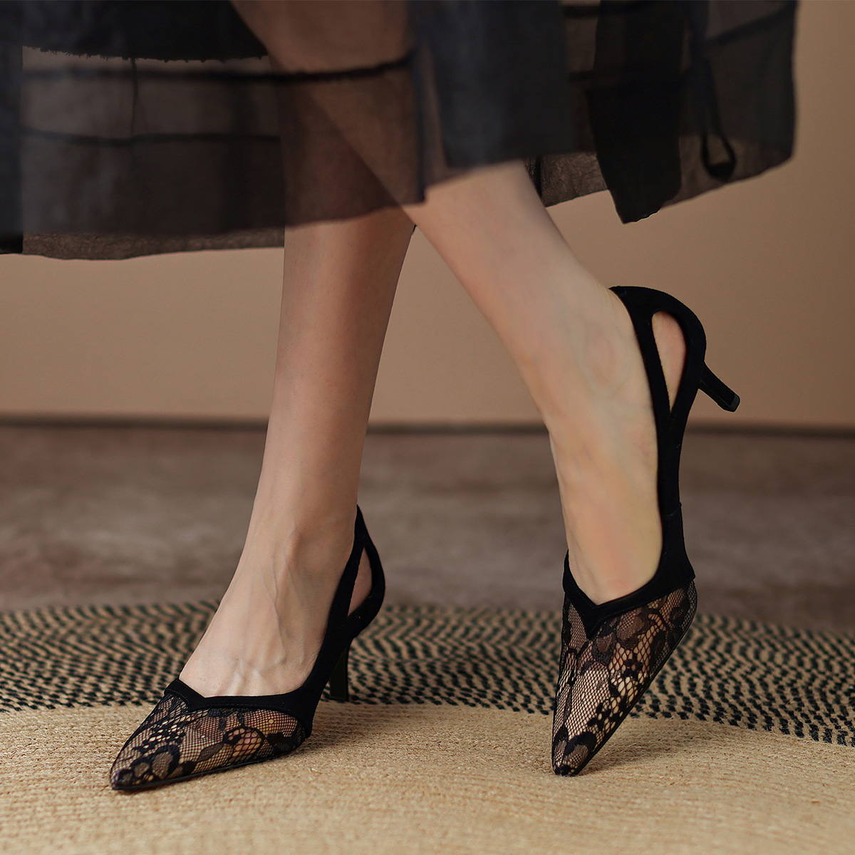 Details for Luiza Barcelos 羊反絨鏤空尖頭搭扣高跟鞋 6cm 女款 黑色