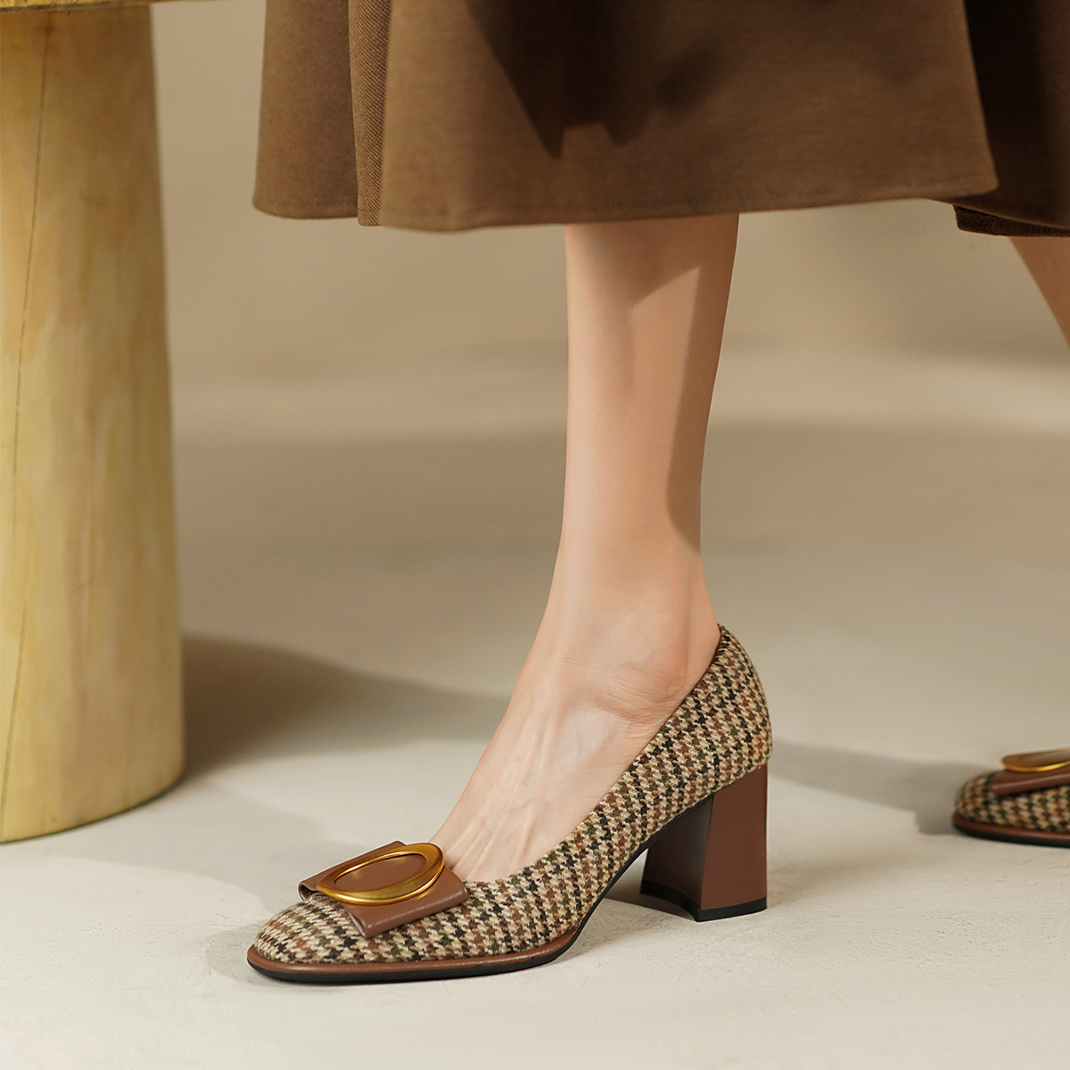 (W) Luiza Barcelos Houndstooth Buckle Round Toe Block Heels 'Brown' 圖 6