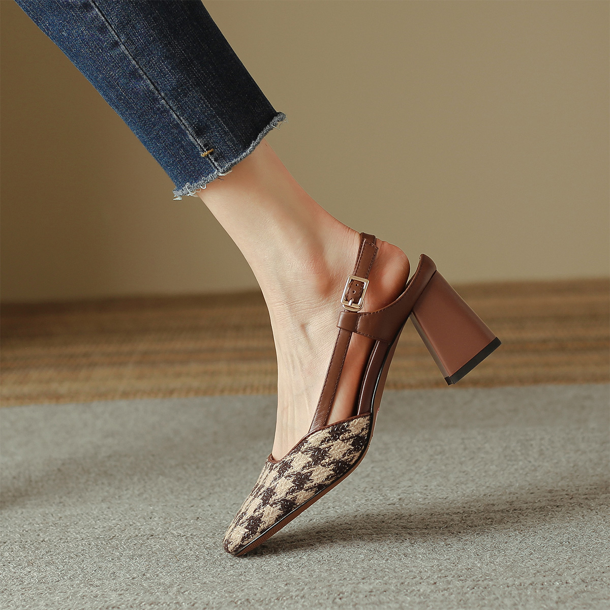 Order (W) 루이자 바르셀로스 하운즈투스 샌들 (브라운 버클) X901638