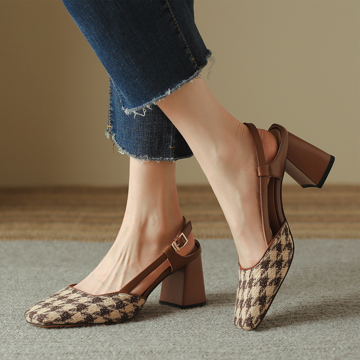 Lookbook (W) 루이자 바르셀로스 하운즈투스 샌들 (브라운 버클) X901638