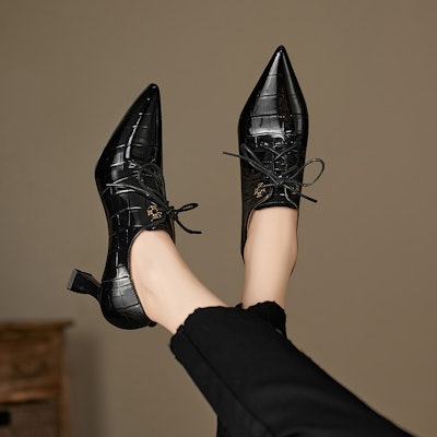 Luiza Barcelos 牛漆皮革 尖頭繫帶 舒適百搭 細跟 高筒鞋 6.7cm 女款 黑色 Lookbook Luiza Barcelos 牛漆皮革 尖頭繫帶 舒適百搭 細跟 高筒鞋 6.7cm 女款 黑色