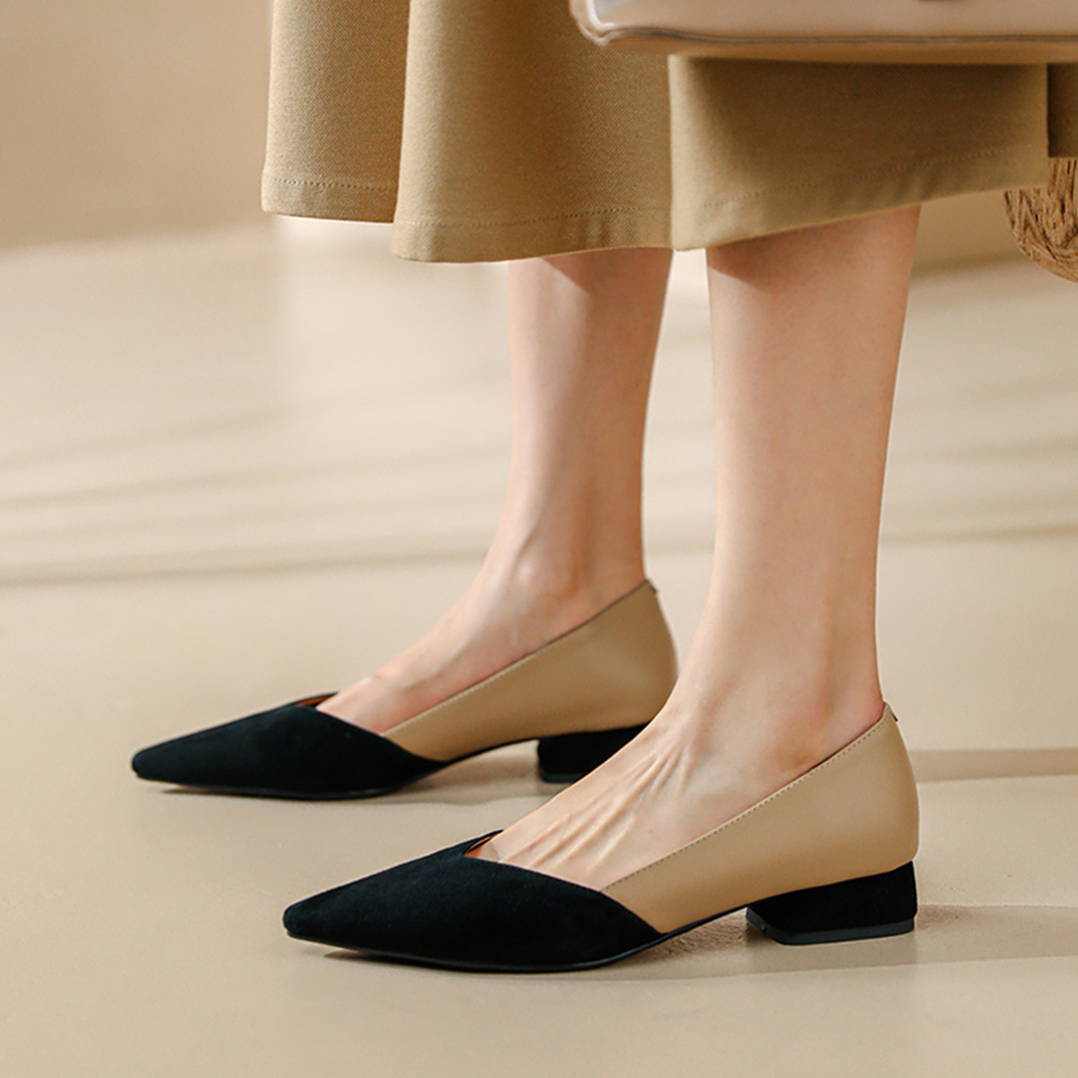 (W) Luiza Barcelos Leather Elegant Pointed Toe Chunky Heel Casual Shoe 'Apricot Black' 圖 6