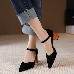 (W) Luiza Barcelos 黑色扣带尖头粗跟女鞋 皮革材质 X9SK0848 Purchase (W) Luiza Barcelos 黑色扣带尖头粗跟女鞋 皮革材质 X9SK0848