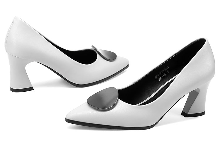 Shop Luiza Barcelos 羊皮個性尖頭搭扣高跟鞋 6.5公分 女款