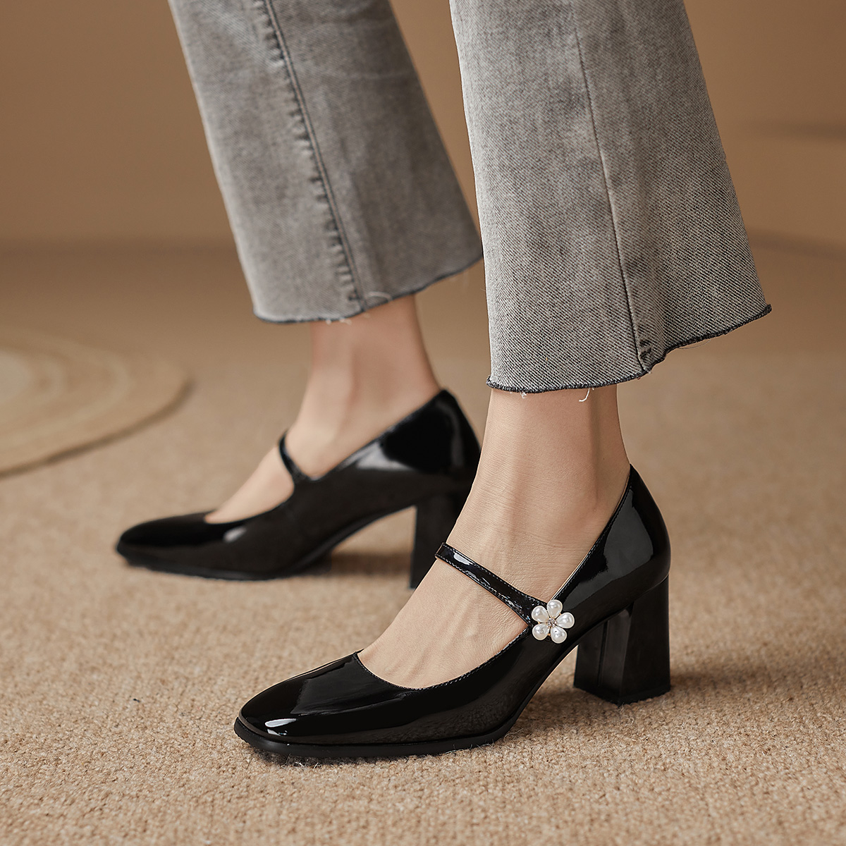 Details for (W) Luiza Barcelos Tumit Kulit Tali Buku Hitam Bulat Hitam X901111