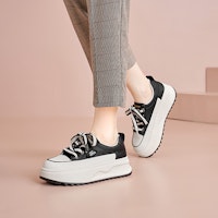 (W) Luiza Barcelos Low 'Hitam dan Krim' X902079 Order (W) Luiza Barcelos Low 'Hitam dan Krim' X902079