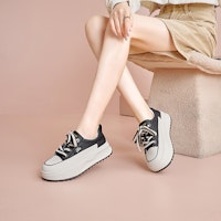 (W) Luiza Barcelos Low 'Hitam dan Krim' X902079 Shop (W) Luiza Barcelos Low 'Hitam dan Krim' X902079