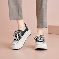 (W) Luiza Barcelos Low 'Hitam dan Krim' X902079 Sizing (W) Luiza Barcelos Low 'Hitam dan Krim' X902079