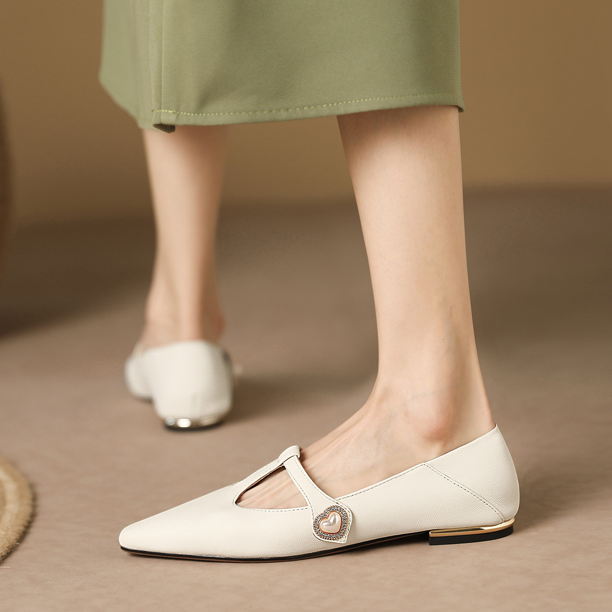 Lookbook Luiza Barcelos 羊皮 通勤低跟尖頭 休閒單鞋 女款 米白色