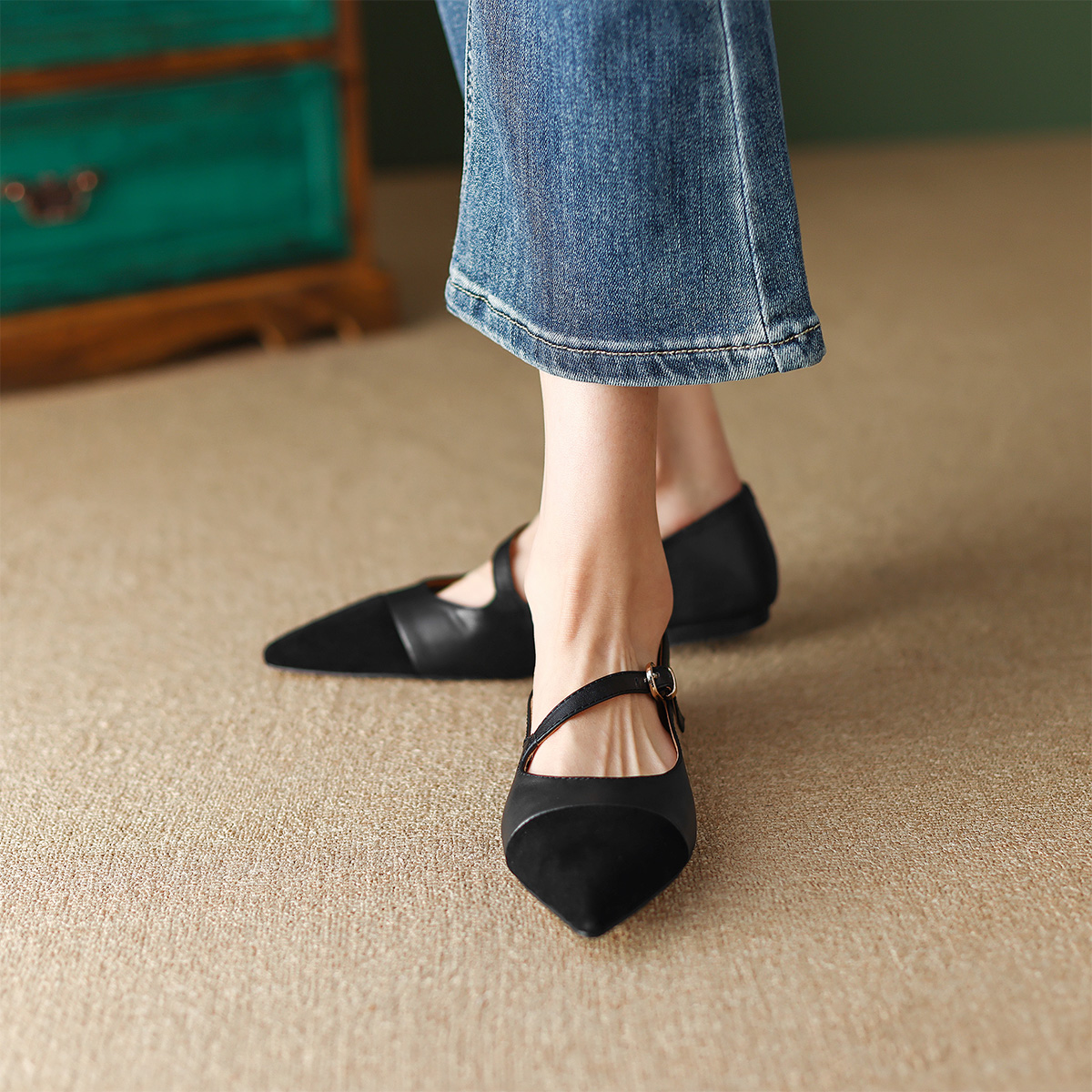 Shop (W) Luiza Barcelos 低跟尖头'黑色通勤拼接'鞋 X901459